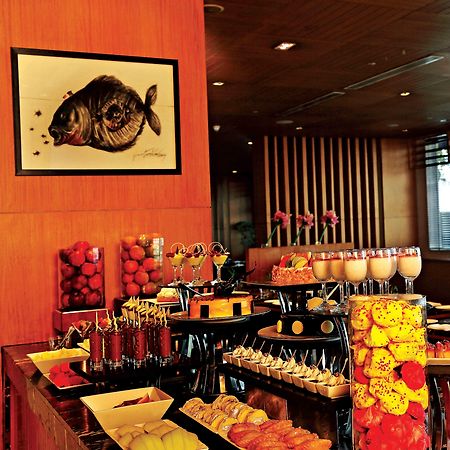 Holiday Inn New Delhi Mayur Vihar Noida By Ihg Exteriör bild A buffet at a restaurant