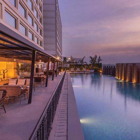 Holiday Inn New Delhi Mayur Vihar Noida By Ihg Exteriör bild The swimming pool at the hotel