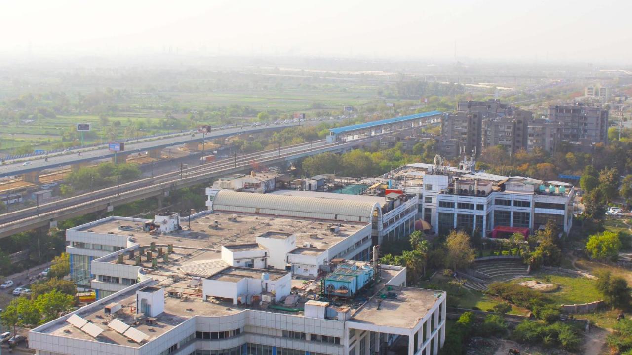 Holiday Inn New Delhi Mayur Vihar Noida By Ihg Exteriör bild View of the station from the top of a nearby building
