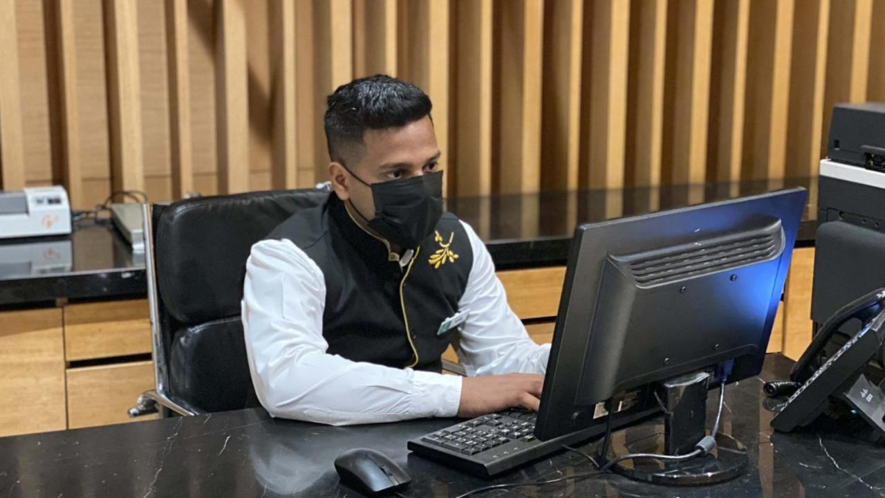 Holiday Inn New Delhi Mayur Vihar Noida By Ihg Exteriör bild A government employee in Myanmar wearing a face mask