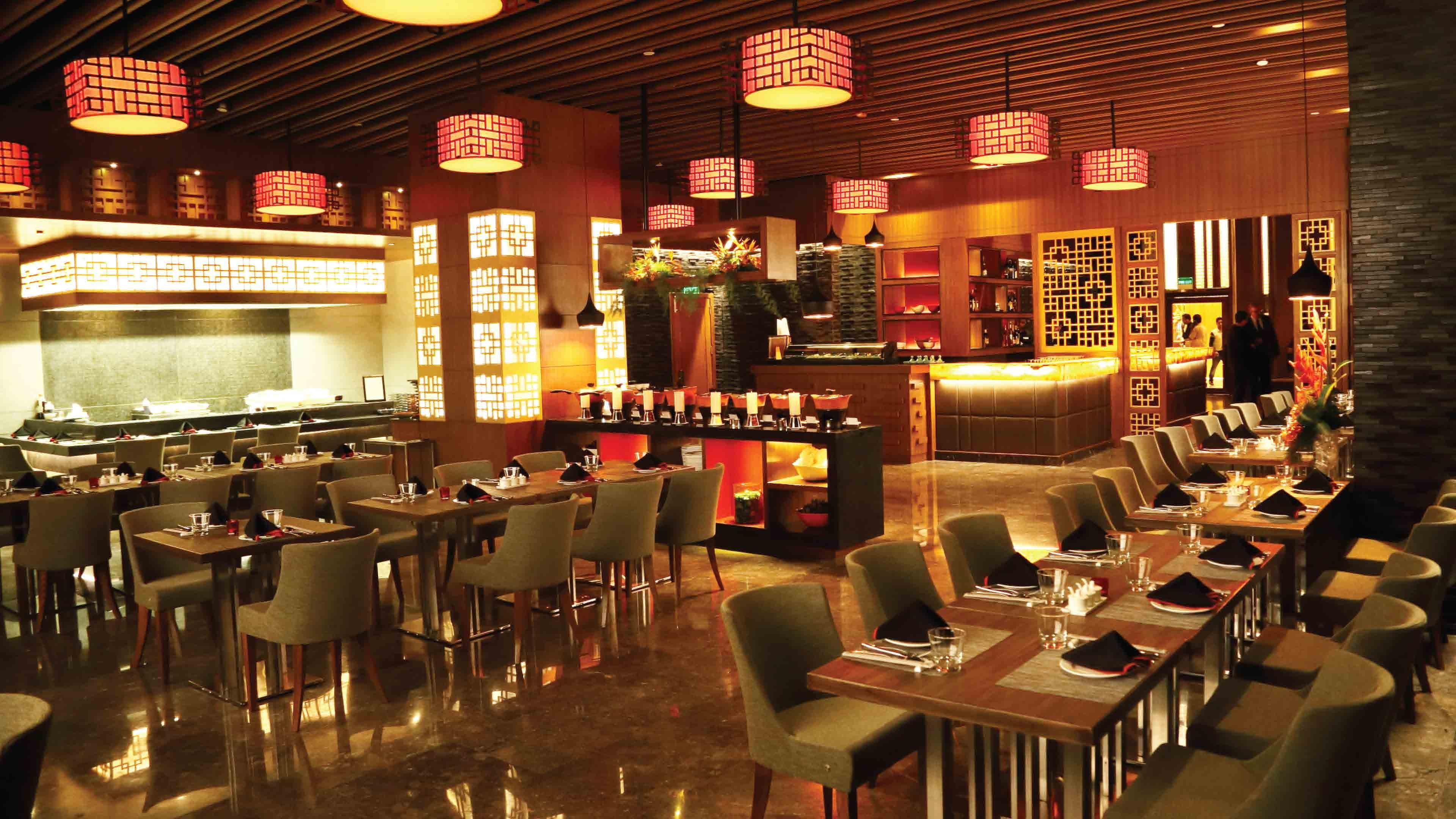 Holiday Inn New Delhi Mayur Vihar Noida By Ihg Exteriör bild The interior of the restaurant
