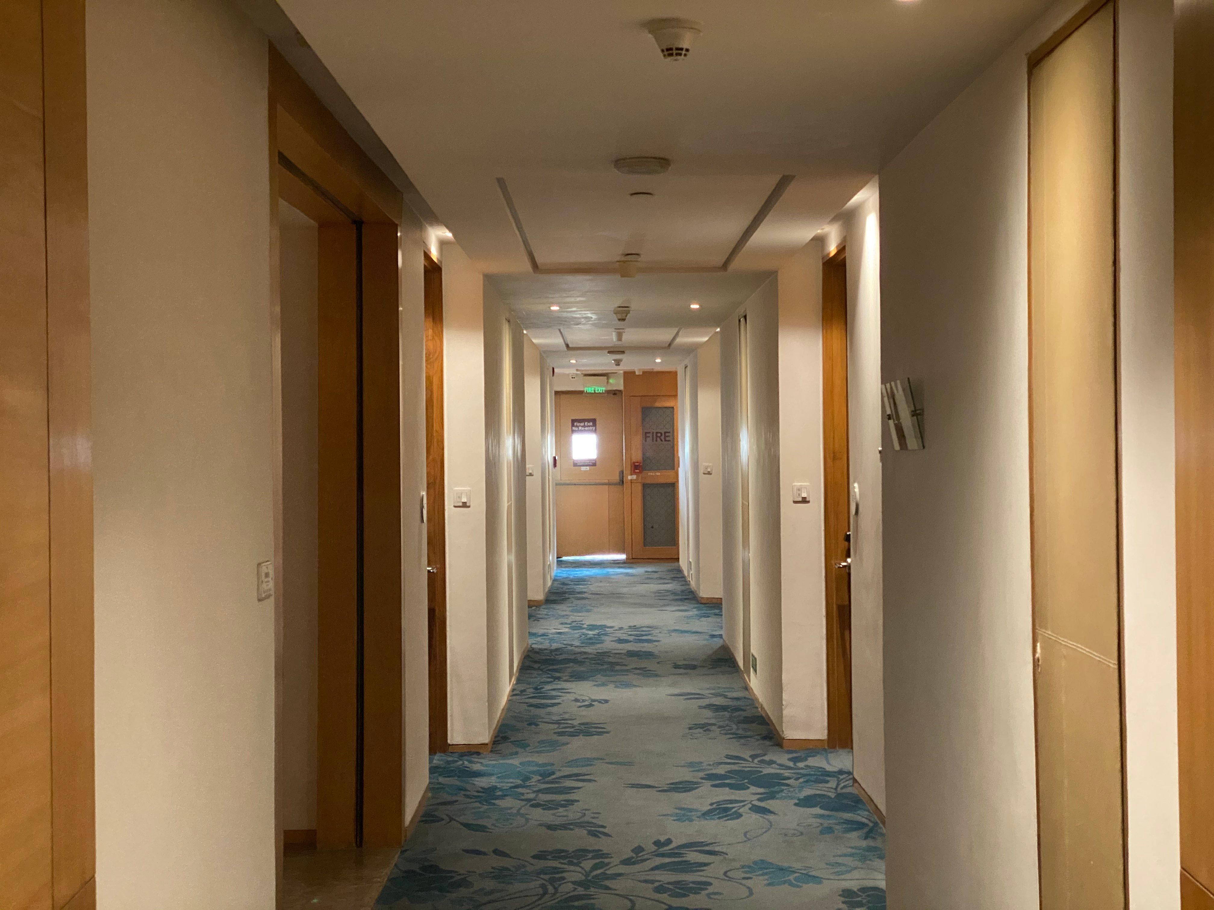 Holiday Inn New Delhi Mayur Vihar Noida By Ihg Exteriör bild A corridor at the hotel