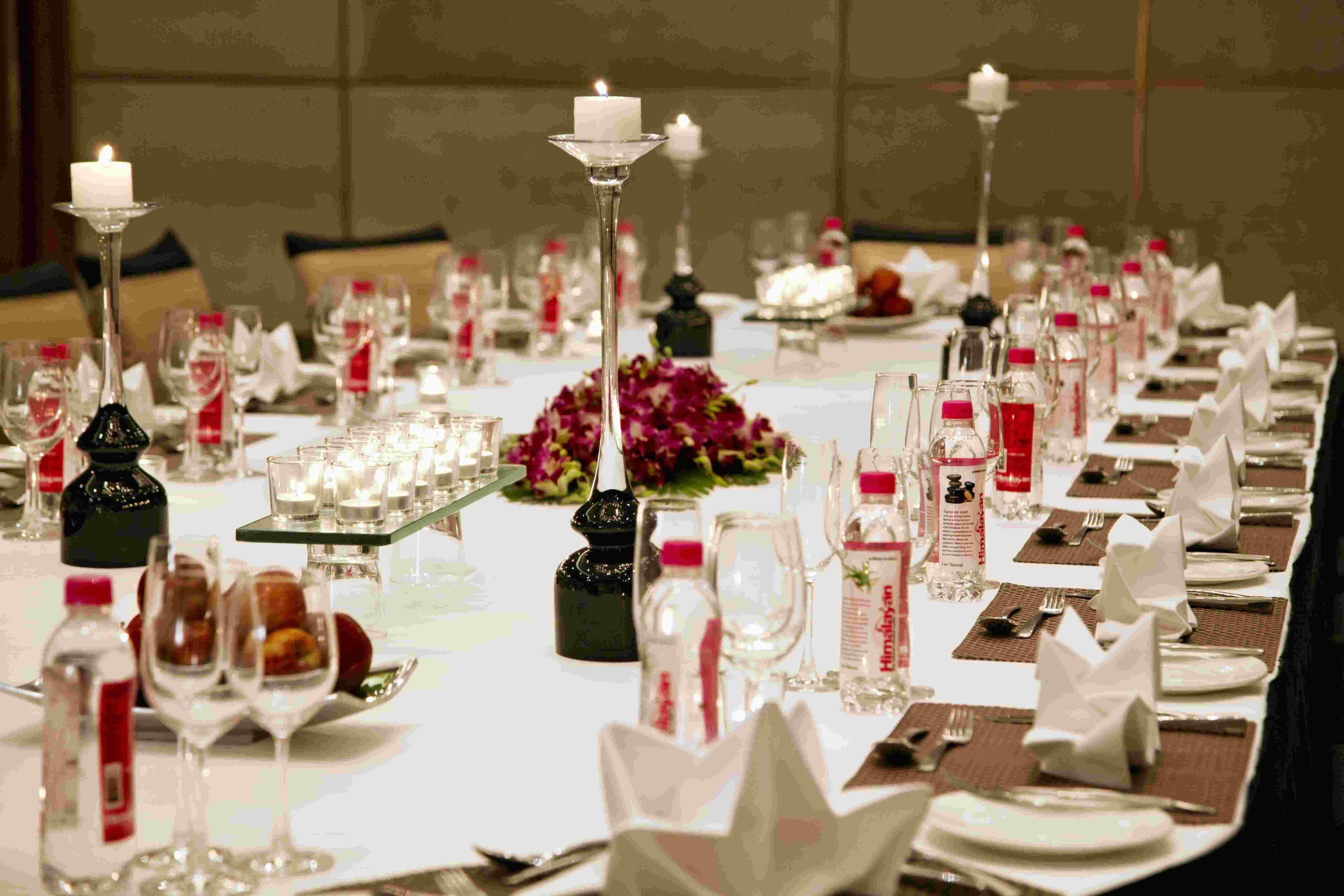 Holiday Inn New Delhi Mayur Vihar Noida By Ihg Exteriör bild A table set for a formal dinner