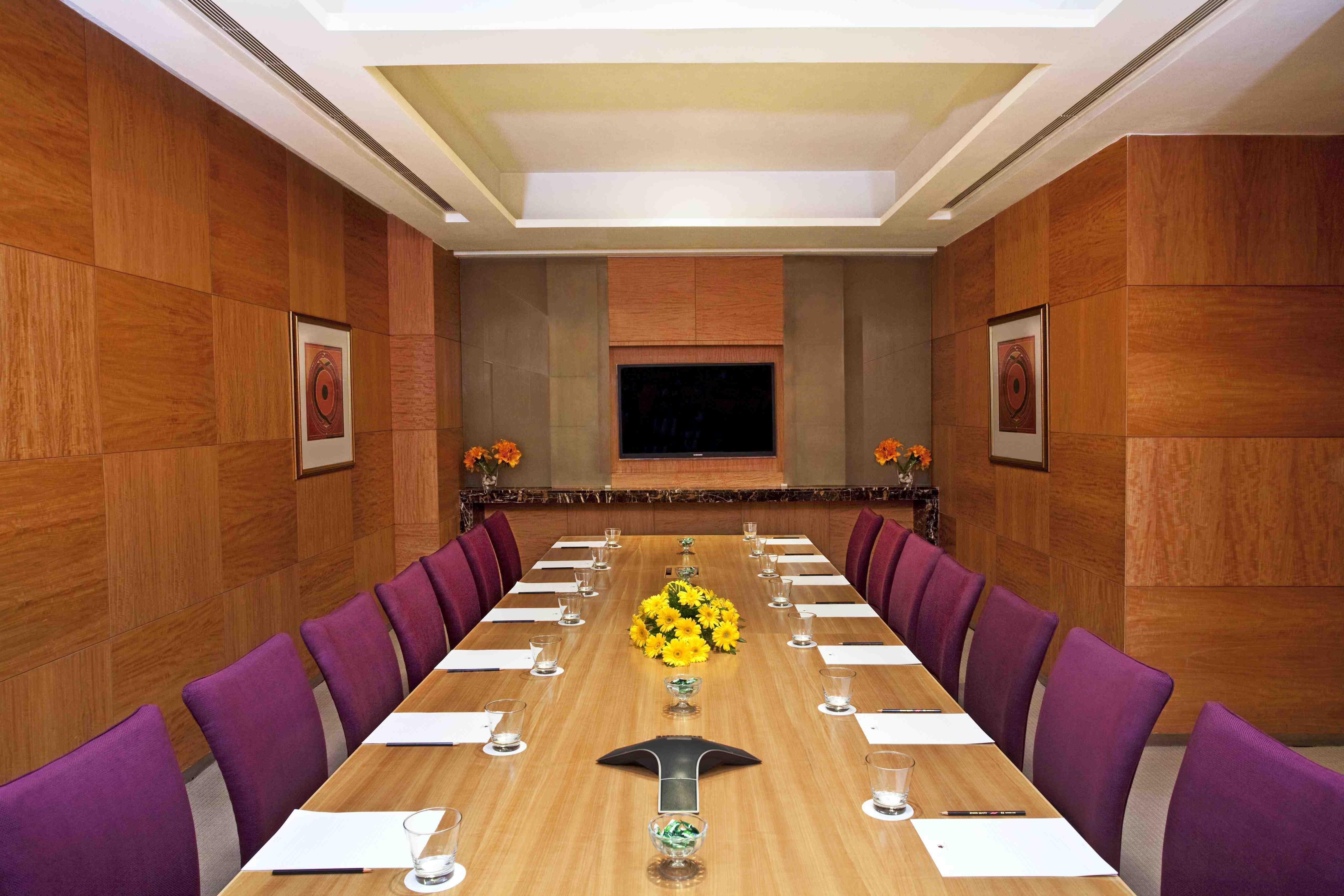 Holiday Inn New Delhi Mayur Vihar Noida By Ihg Exteriör bild A boardroom at a hotel