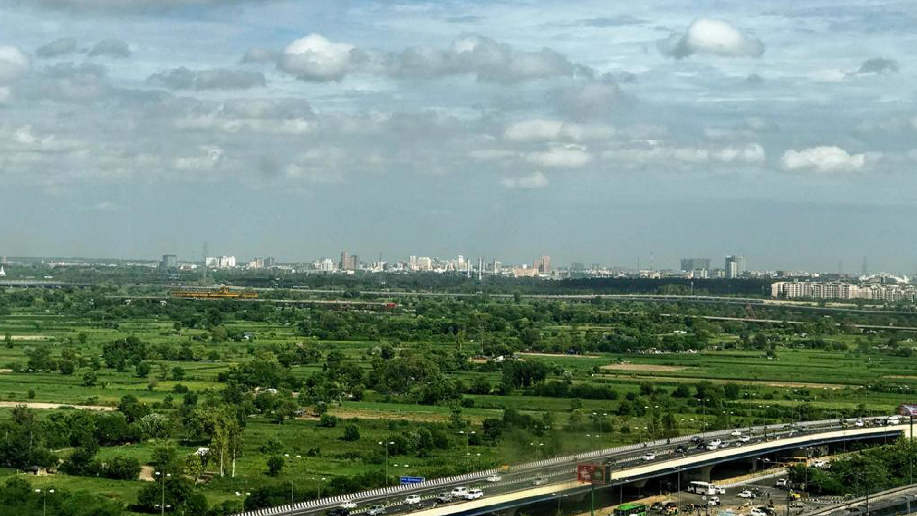 Holiday Inn New Delhi Mayur Vihar Noida By Ihg Exteriör bild View of the city from the highway