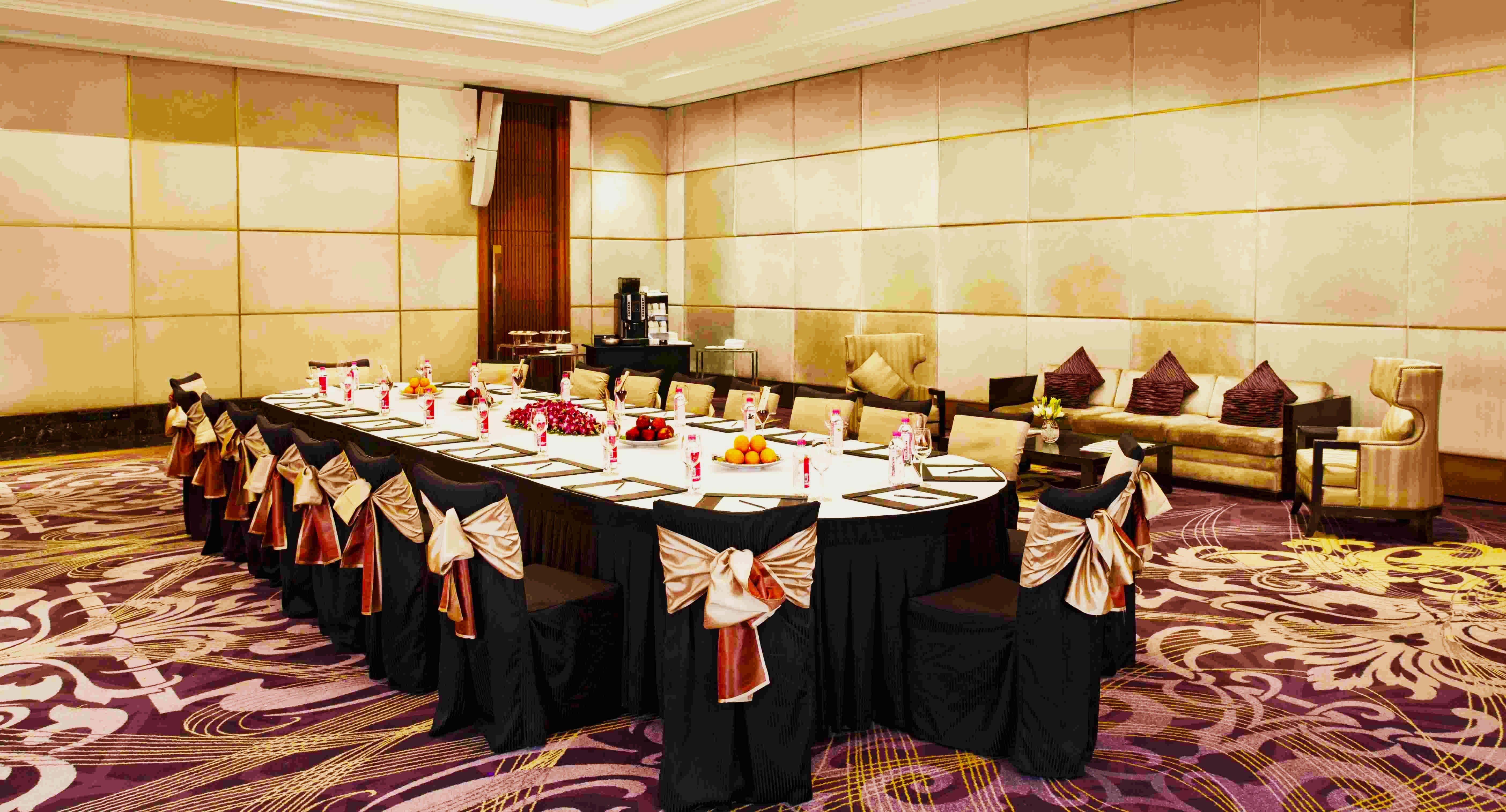 Holiday Inn New Delhi Mayur Vihar Noida By Ihg Exteriör bild A table set for a banquet
