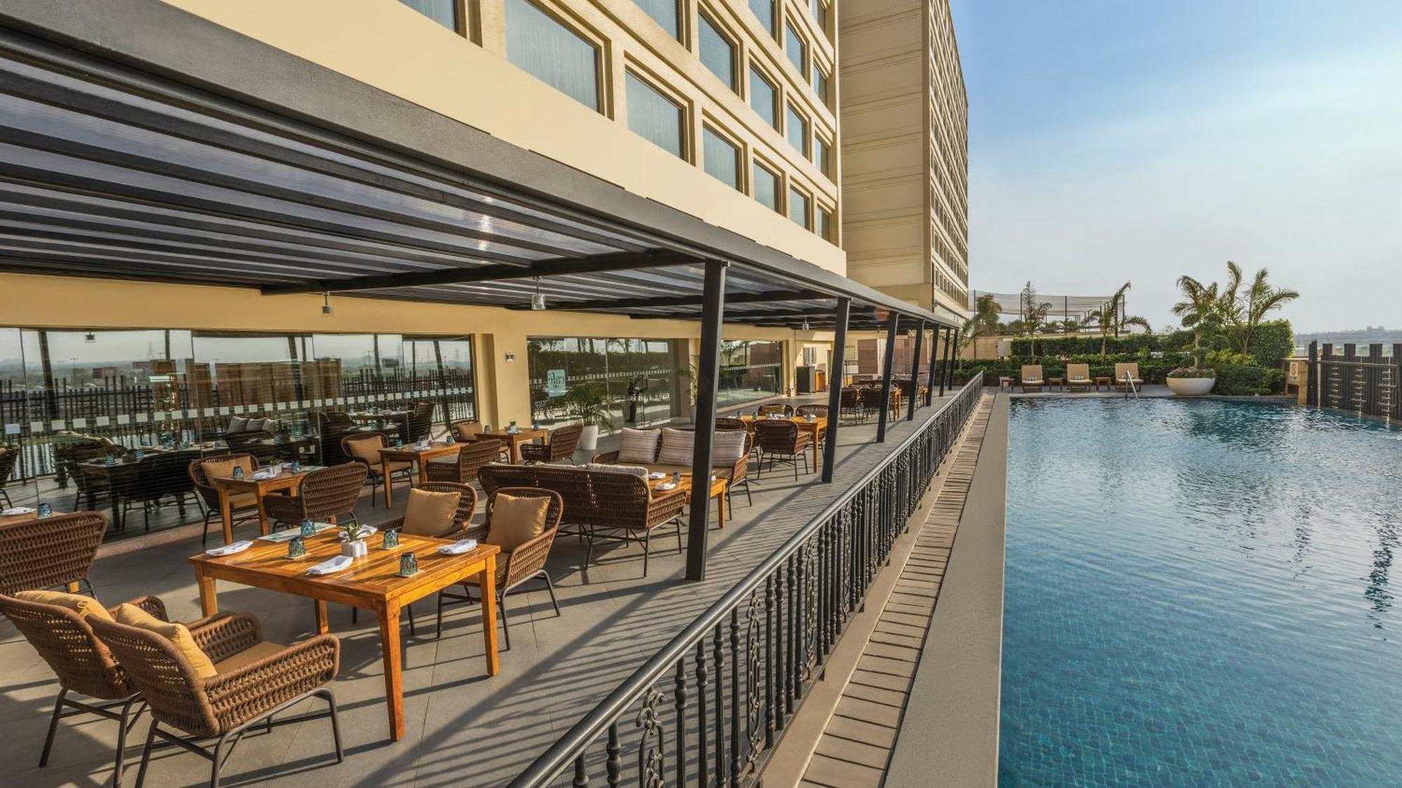 Holiday Inn New Delhi Mayur Vihar Noida By Ihg Exteriör bild The Poolside at The Park, Hyderabad