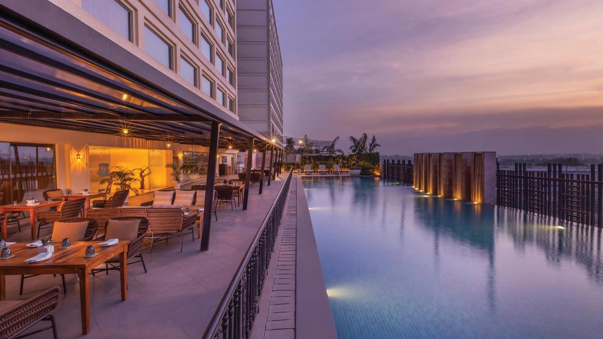 Holiday Inn New Delhi Mayur Vihar Noida By Ihg Exteriör bild The swimming pool at the hotel