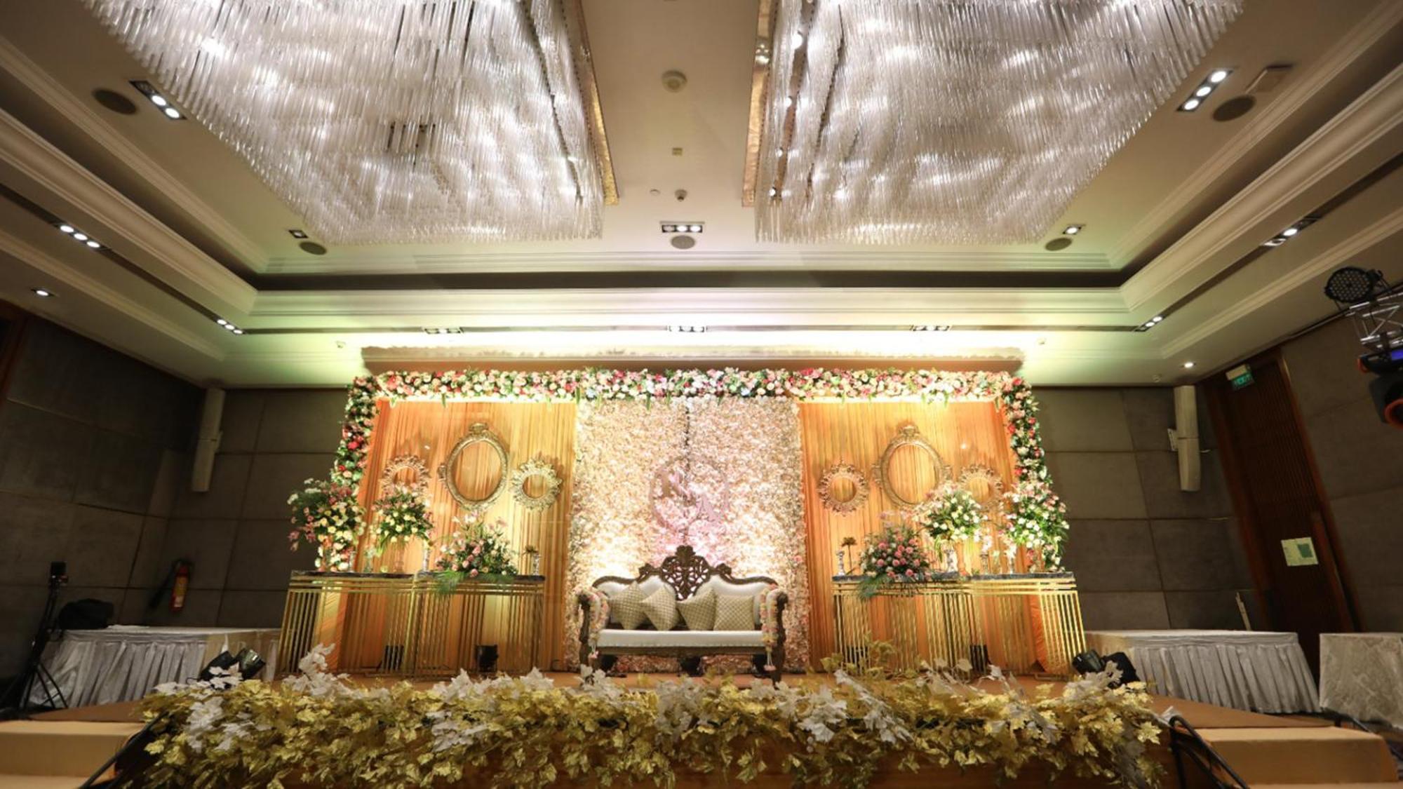 Holiday Inn New Delhi Mayur Vihar Noida By Ihg Exteriör bild A modern Indian wedding reception