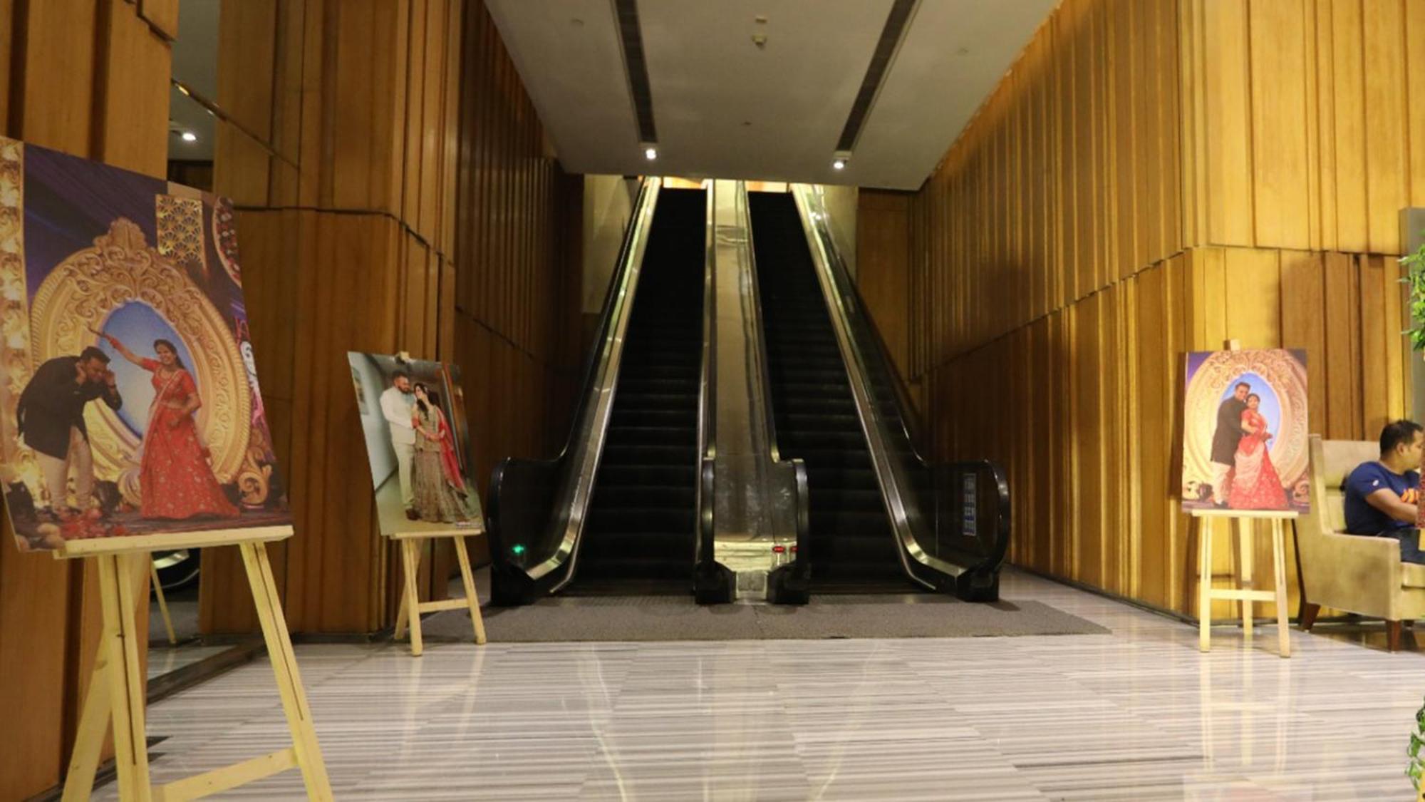 Holiday Inn New Delhi Mayur Vihar Noida By Ihg Exteriör bild Escalators at the lobby