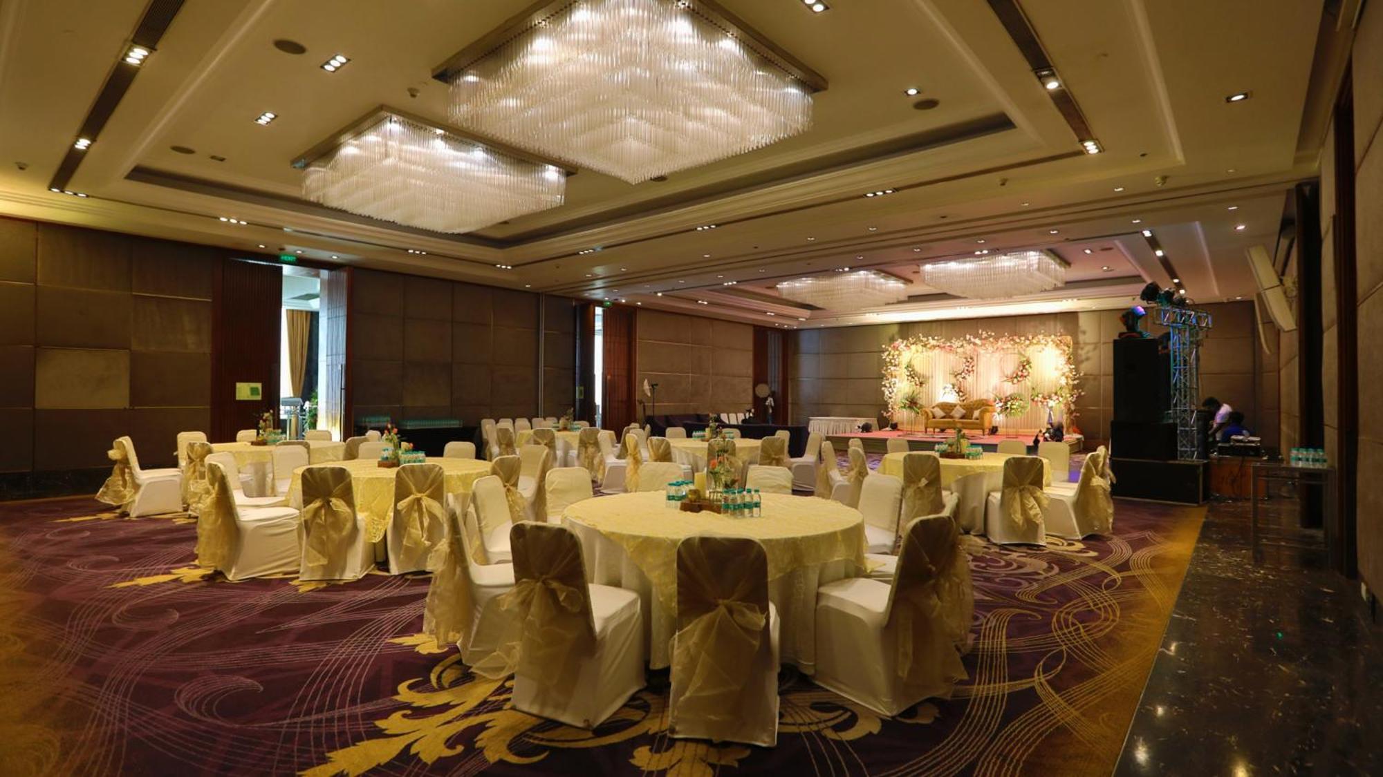 Holiday Inn New Delhi Mayur Vihar Noida By Ihg Exteriör bild The ballroom