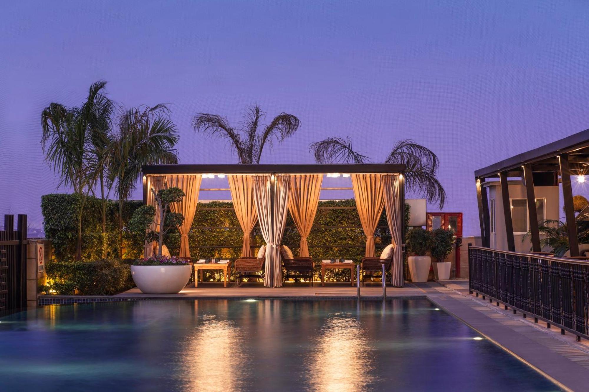 Holiday Inn New Delhi Mayur Vihar Noida By Ihg Exteriör bild The pool at the rooftop bar